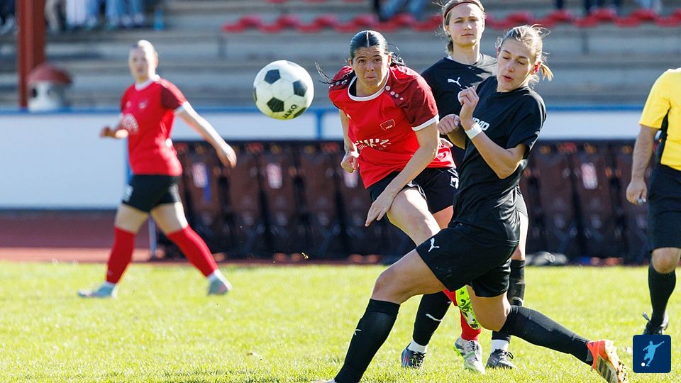Schuss von Riley Rumbley (l.) an Theresa Graf (r.) vorbei.
