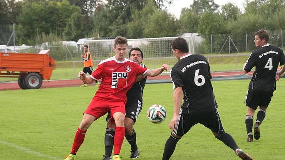 Der 1. FC Sonthofen (rot) konnte sein Heimspiel ge