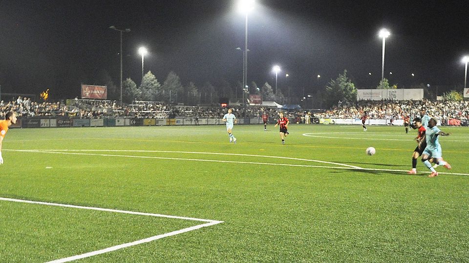 Umstrittene Szene im Zürcher Strafraum: Jak Mesto …