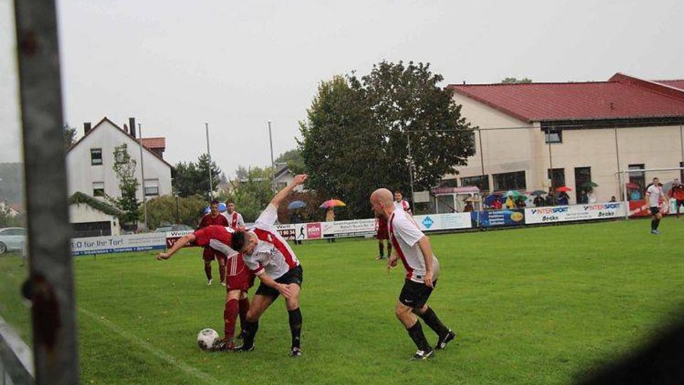 Der SV Sulzemoos (rot) gewann sein Heimspiel gegen