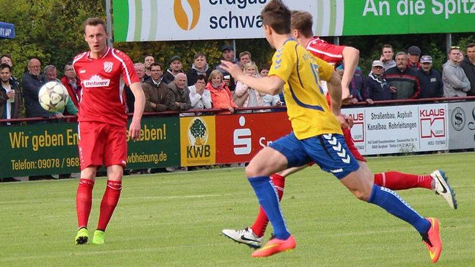 Der FC Pipinsried (gelb) und der TSV Rain am Lech
