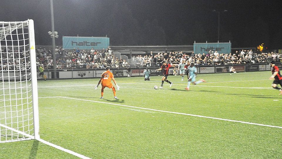 Riesenschance für WB: Luca Rüegger zieht nach seiner Balleroberung Richtung Brecher los …