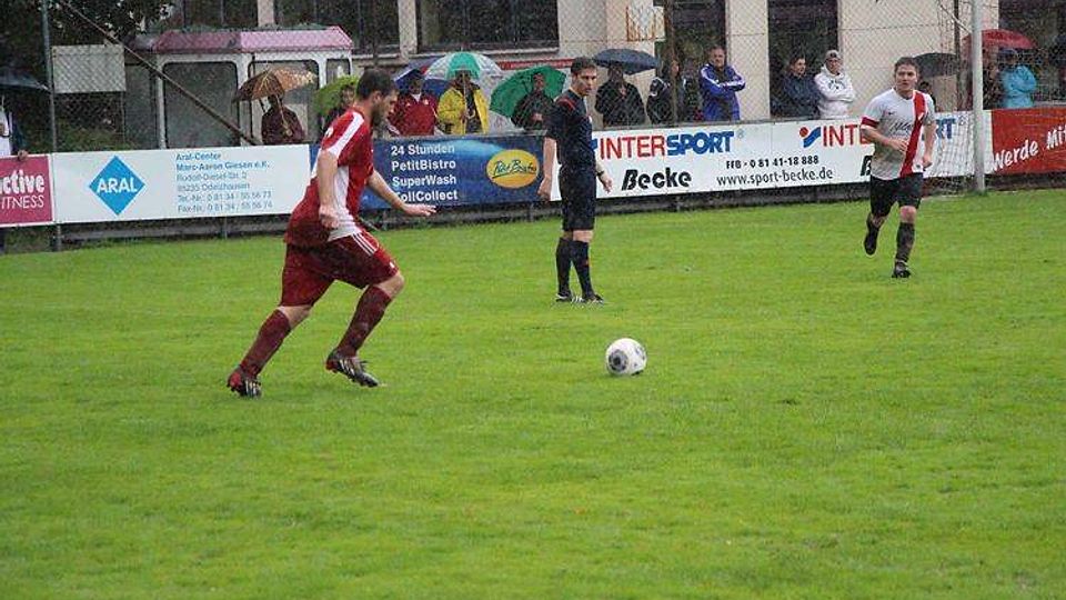 Der SV Sulzemoos (rot) gewann sein Heimspiel gegen