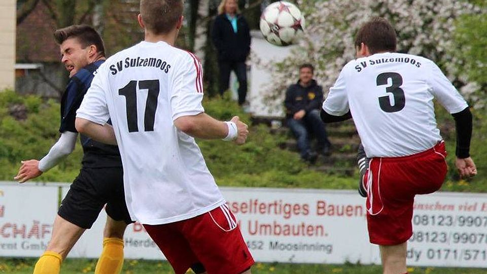 Der SV Sulzemoos (weiß) verlor beim FC Moosinning