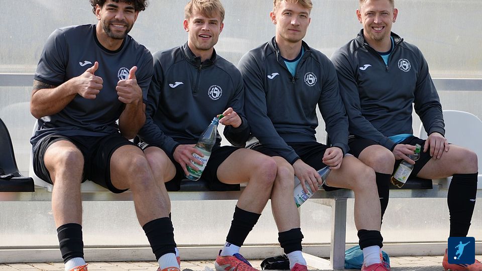 3 Lächeln auf der Bank, einer Nonchalant