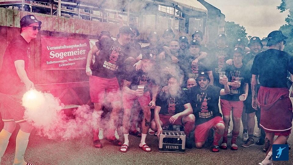 Fotos von Michael Werner von den großen Feierlichkeiten von GlückAuf Sterkrade: Die Herren sind als B-Liga-Meister aufgestiegen, die Frauen in die Bezirksliga und die Dritte in die Kreisliga B.