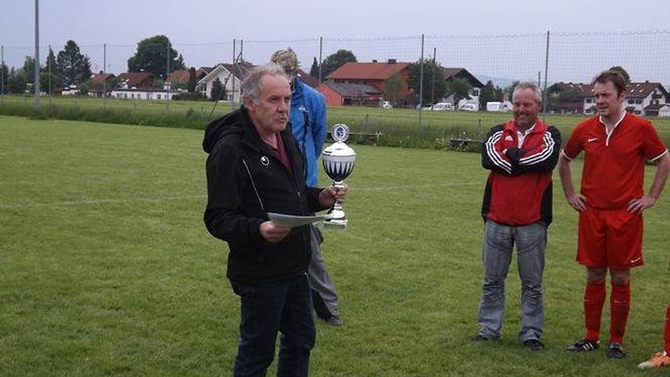 Spielleiter Erhard Mach übergibt den Pokal