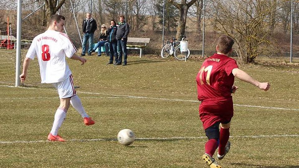 Der SV Sulzemoos II (weiß) gewann sein Heimspiel g