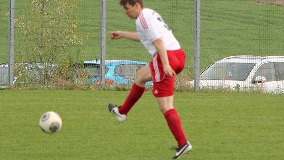 Der SV Sulzemoos (weiß) gewann das Derby gegen die
