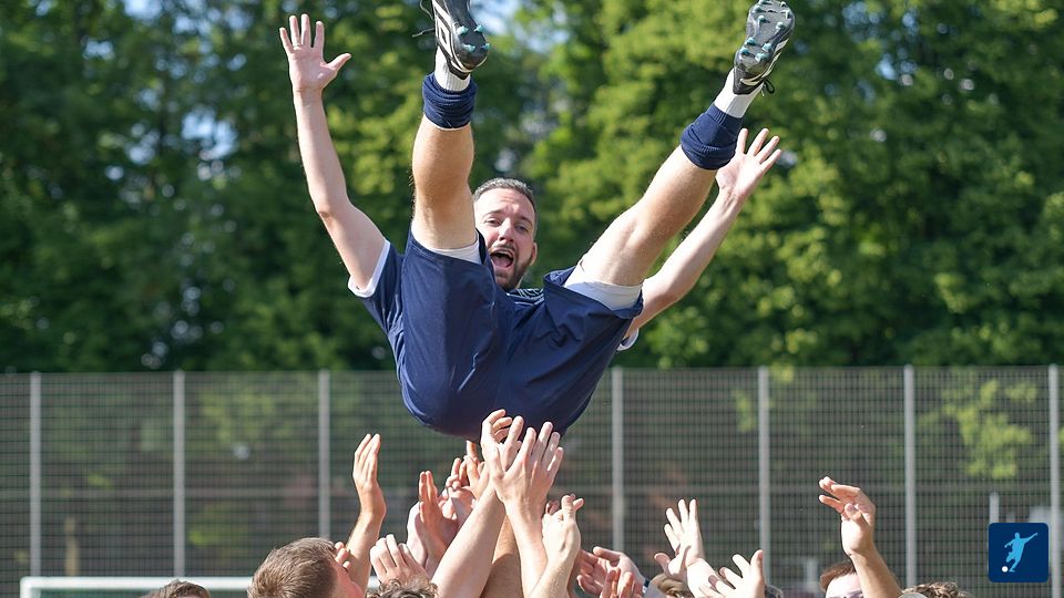 "Flying" Simon Schoos nach seinem letzten Spiel für die Borussia