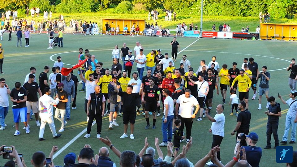 Türkiyemspor Mönchengladbach steigt in die Bezirksliga auf. Fotos: Theo Titz