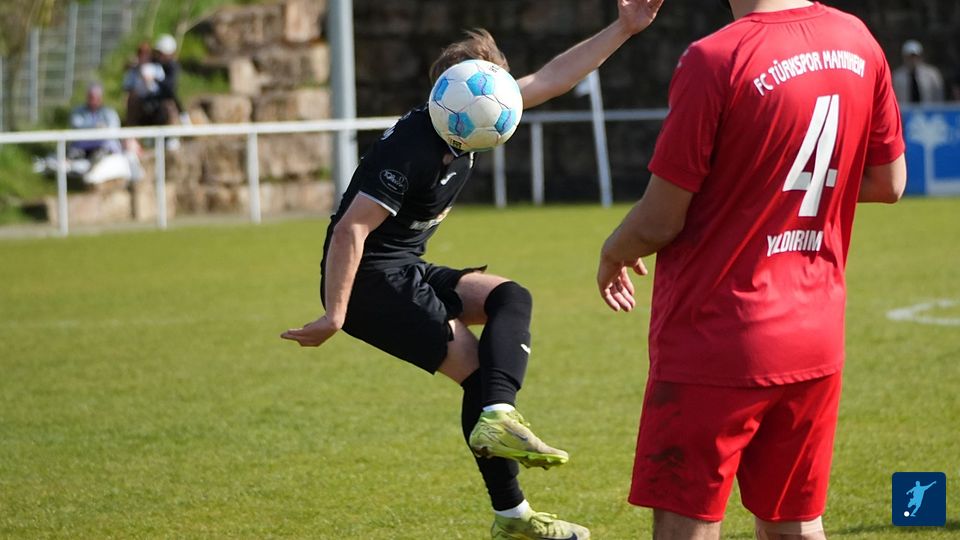 Neumann mit einem perfekt geschossenen Freistoß ins Lattenkreuz zum 4:0 in der 65. Minute