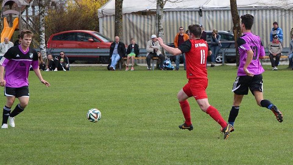 Der SV Günding (rot) gewann sein Heimspiel gegen d