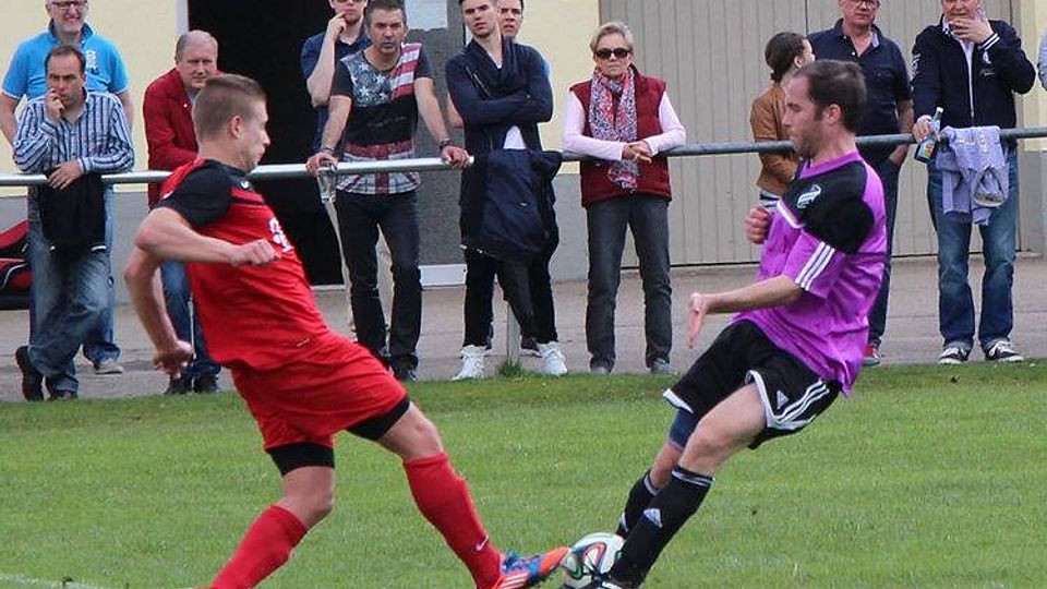 Der SV Günding (rot) gewann sein Heimspiel gegen d