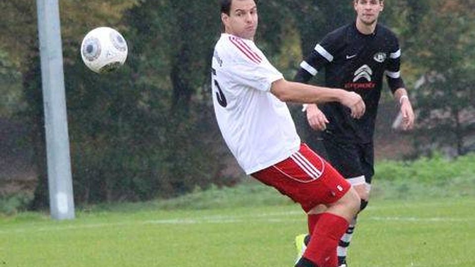 Der SV Sulzemoos (weiß) setzte sich im Heimspiel g