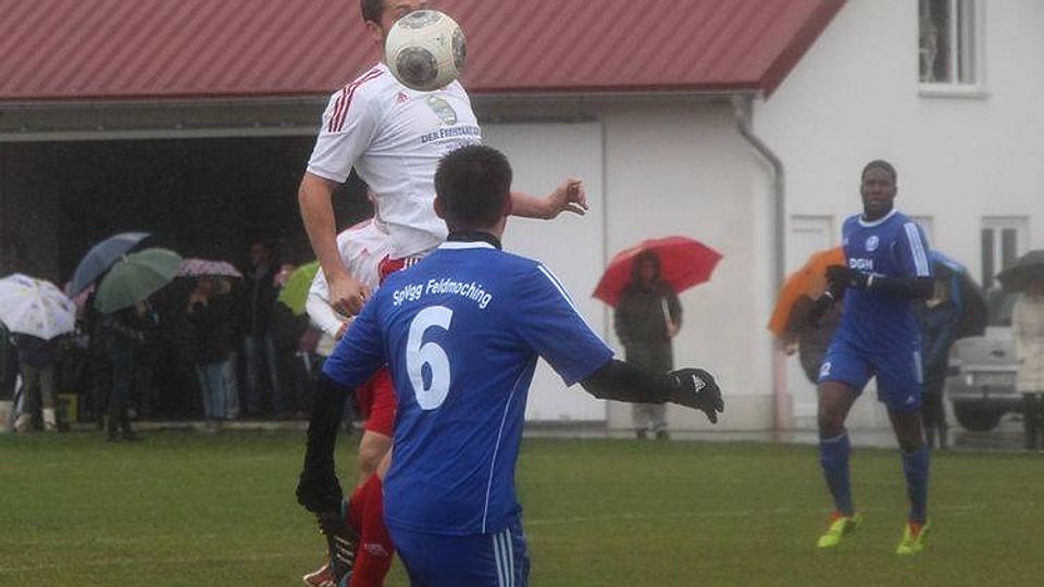 Die SpVgg Feldmoching (blau) gewann beim SV Sulzem