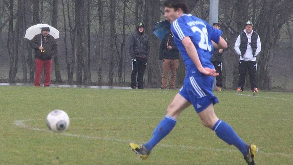 Die SpVgg Feldmoching (blau) gewann beim SV Sulzem