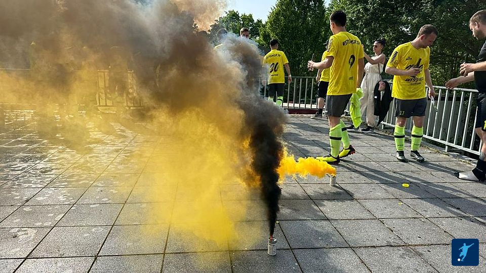 Der Uedemer SV feiert den Doppel-Aufstieg in Kleve und Geldern: Erste in die Bezirksliga, Zweite in die Kreisliga B. Fotos: Verein