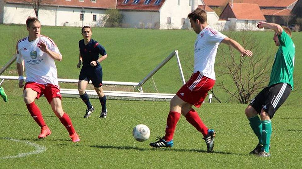 Der SV Sulzemoos (weiß) fuhr gegen den SV Karlshul