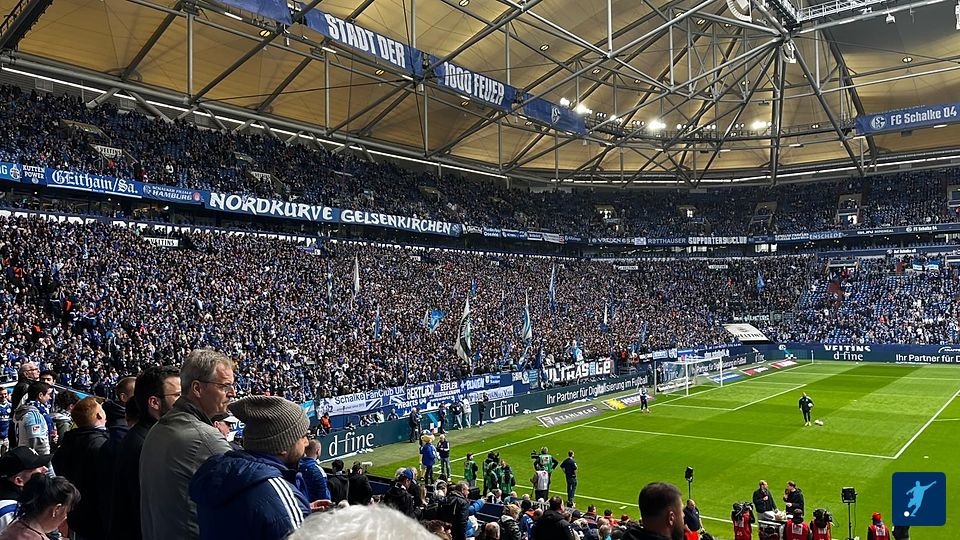 Die Nordkurve von S04.