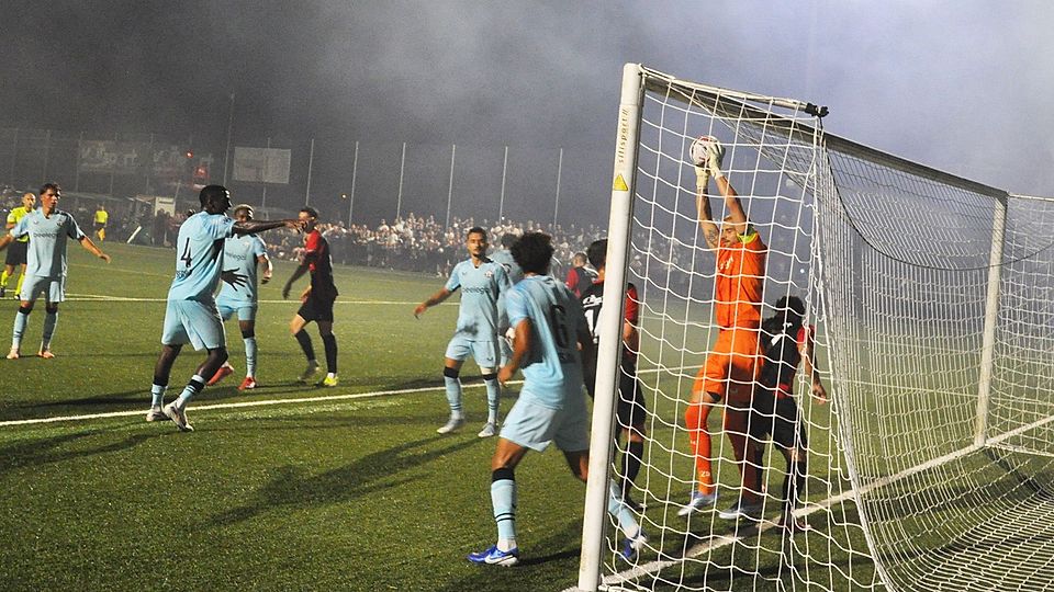 Auf der Gegenseite angelt sich Brecher einen hohen Ball noch vor der Linie.