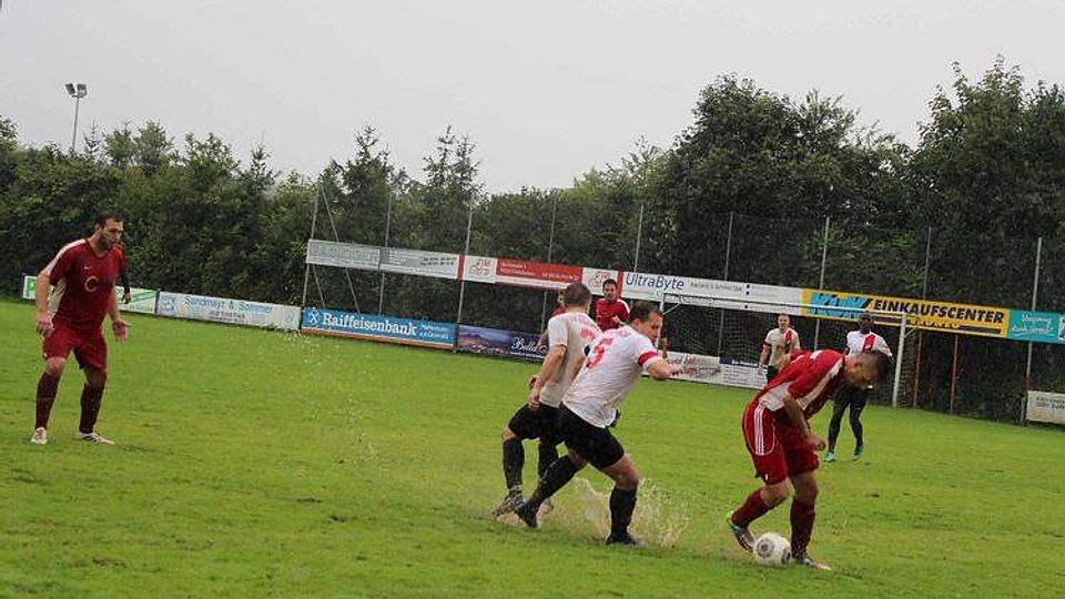 Der SV Sulzemoos (rot) gewann sein Heimspiel gegen