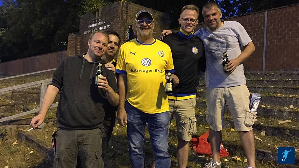 Diese Groundhopper aus Braunschweig besuchten nach dem Spiel ihrer Eintracht bei Viktoria Köln (0:0) das Spiel des Rheydter SV gegen Uedesheim. 
