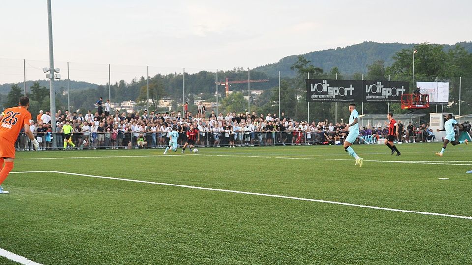 WB zeigt sich früh im gegnerischen Strafraum.