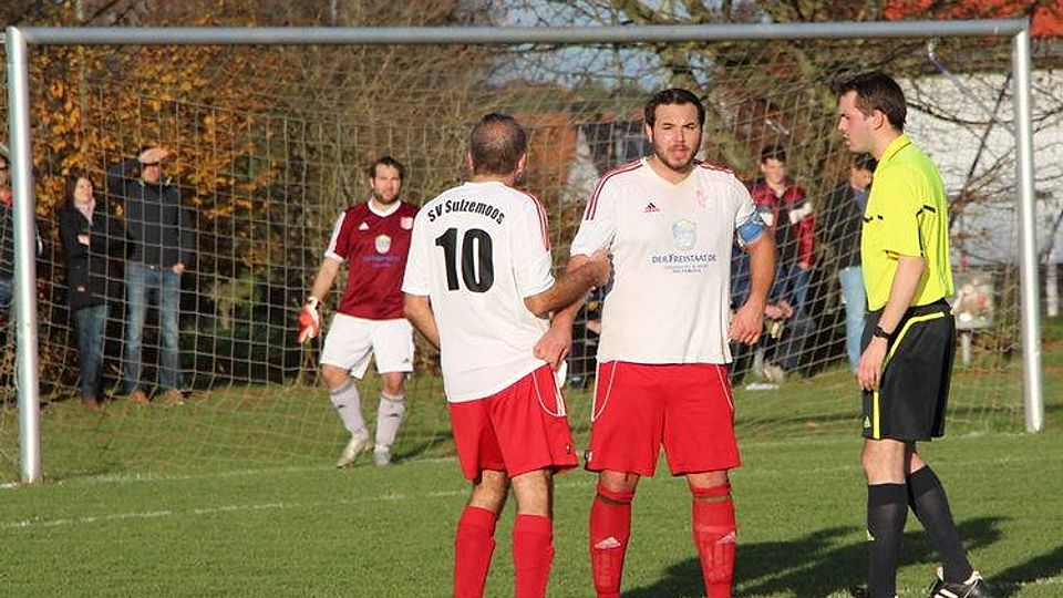 Der SV Sulzemoos (weiß) gewann sein Heimspiel gege