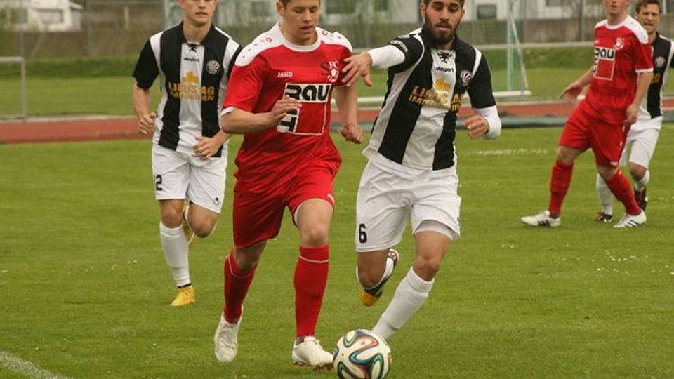 Der 1. FC Sonthofen (rot) gewann sein Heimspiel ge