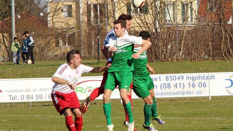 Der SV Sulzemoos (weiß) und der SV Manching trennt