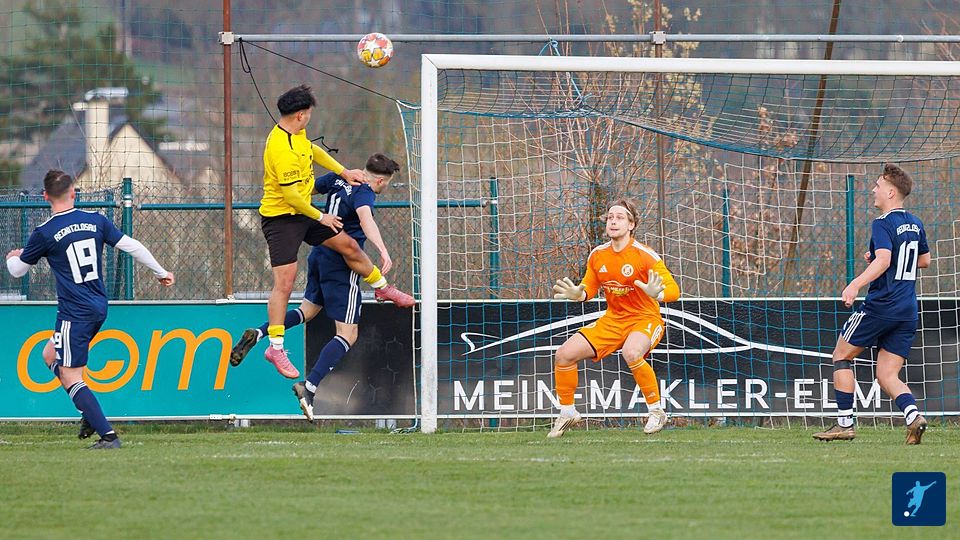 Kopfball von Luca Sangiorgio (gelbes Trikot).