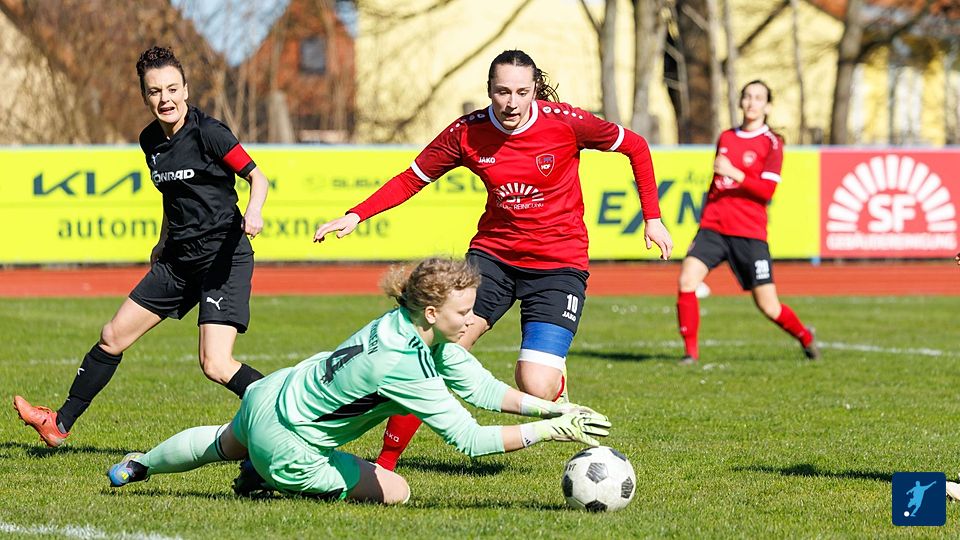 Torfrau Emma Breitschaft kommt vor Marusha Knarr an den Ball.