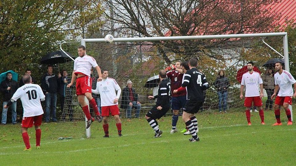 Der SV Sulzemoos (weiß) setzte sich im Heimspiel g