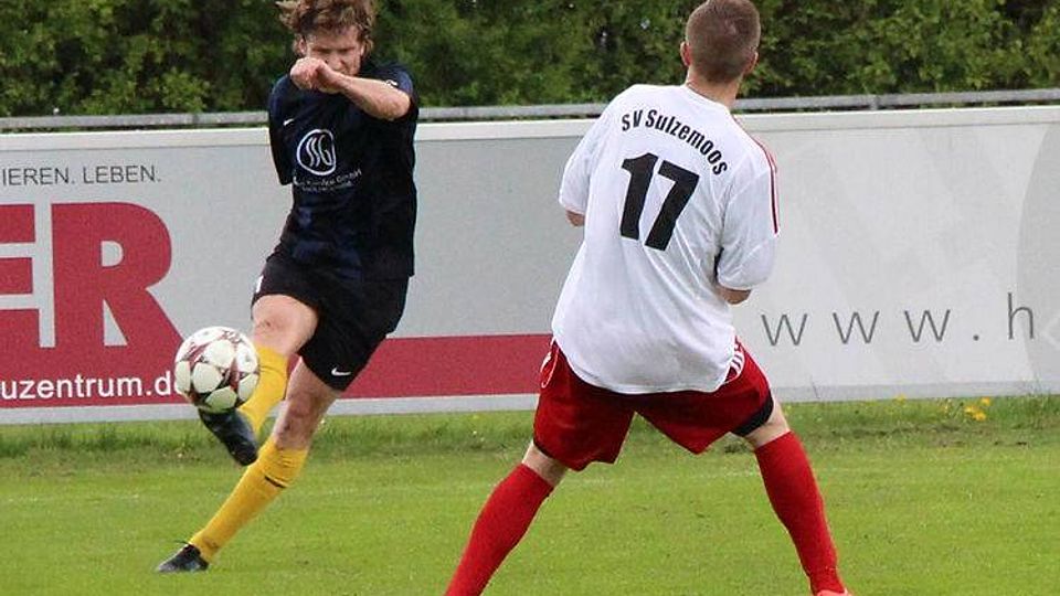 Der SV Sulzemoos (weiß) verlor beim FC Moosinning