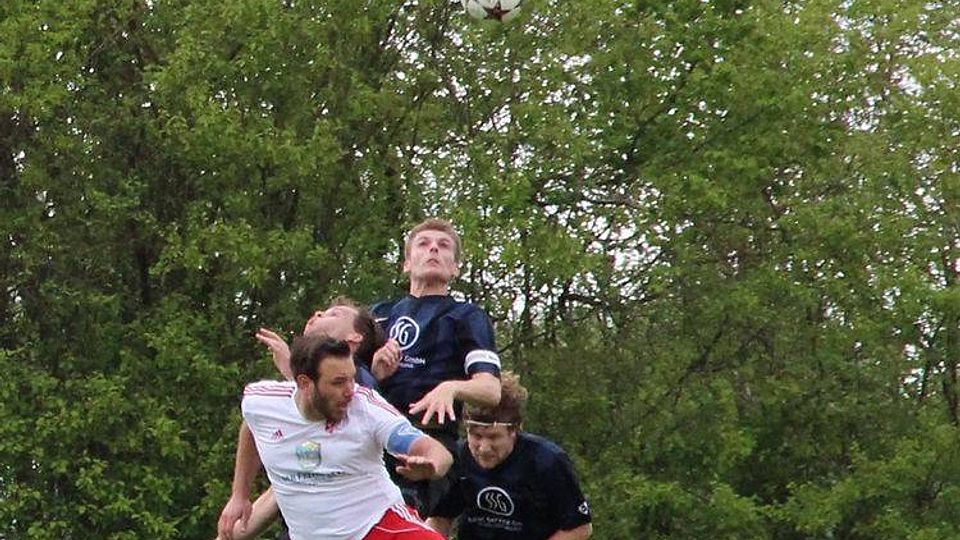 Der SV Sulzemoos (weiß) verlor beim FC Moosinning