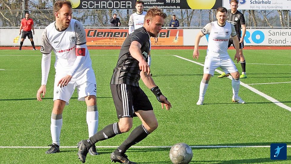 Torschütze Lukas Rademacher entwischt Borussia-Kapitän Patrick Eick.