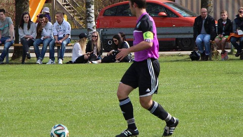 Der SV Günding (rot) gewann sein Heimspiel gegen d