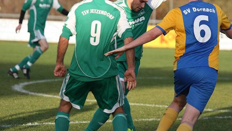 Der TSV Jetzendorf (grün) gewann sein Heimspiel ge