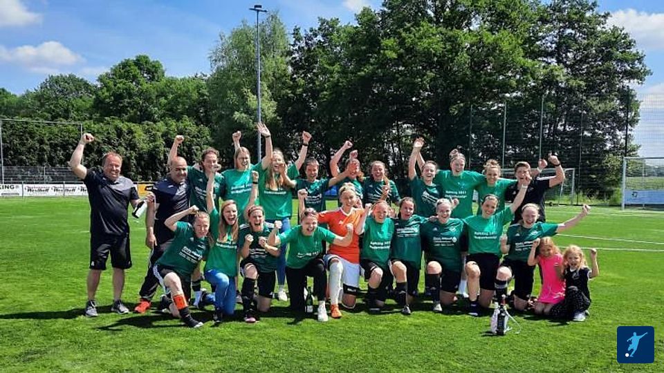Die Damen von Grün-Weiß Lankern feiern gemeinsam, denn die erste Mannschaft ist Landesliga-Meister geworden, die Zweite feiert den Aufstieg in die Landesliga. Foto: GW Lankern