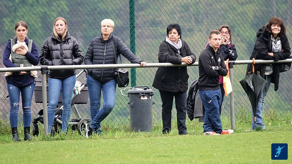 „Frauenpower“ vom FC Hirschhorn, beschützt durch Linienrichter A. Martin