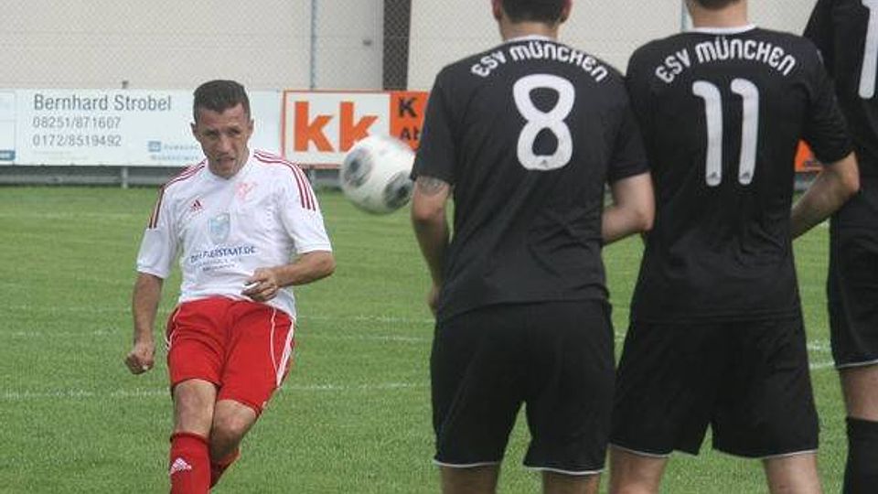 Der SV Sulzemoos (weiß) musste im Heimspiel gegen