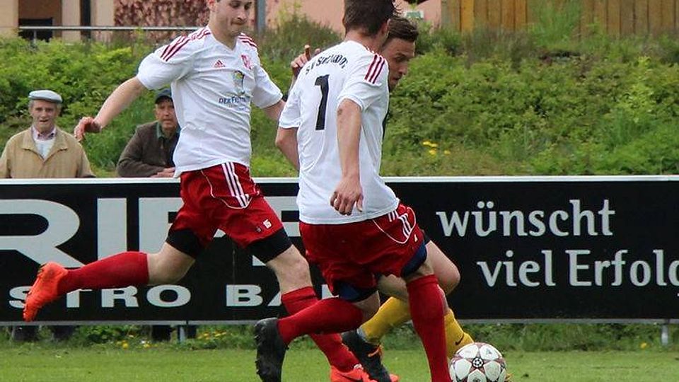 Der SV Sulzemoos (weiß) verlor beim FC Moosinning