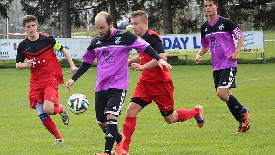 Der SV Günding (rot) gewann sein Heimspiel gegen d