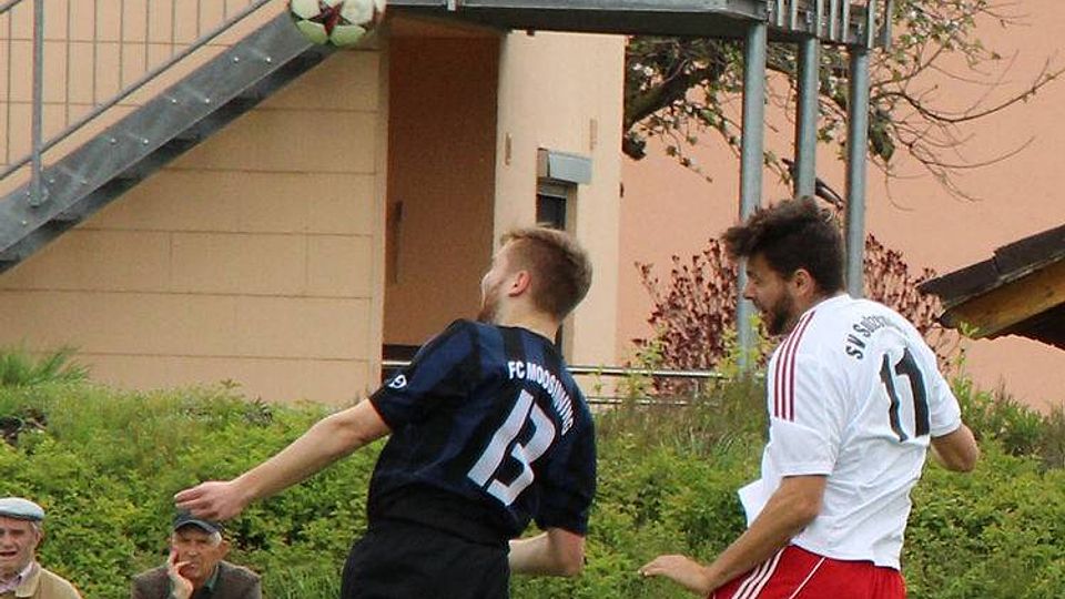 Der SV Sulzemoos (weiß) verlor beim FC Moosinning