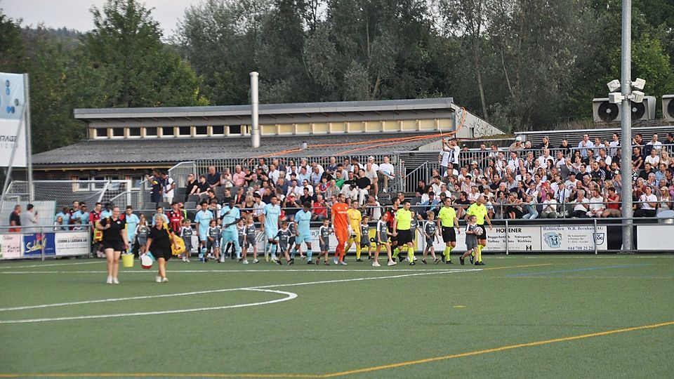 Einmarsch der Teams.