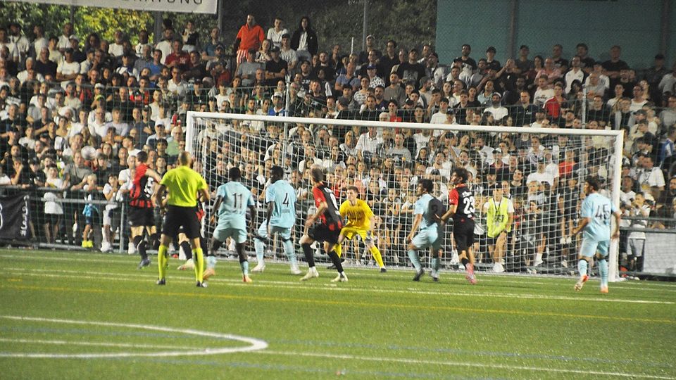 Die WB-Defensive steht weiter kompakt und lässt kaum etwas zu.