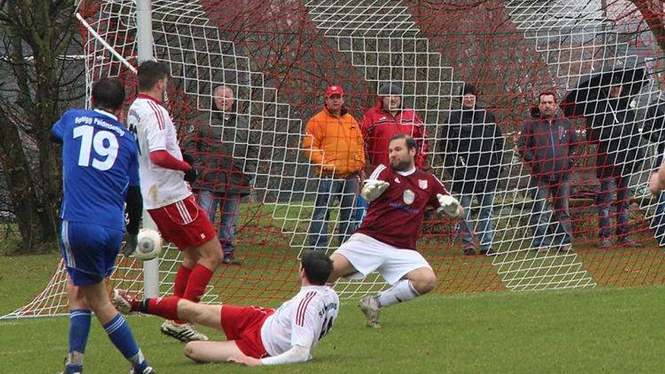 Die SpVgg Feldmoching (blau) gewann beim SV Sulzem