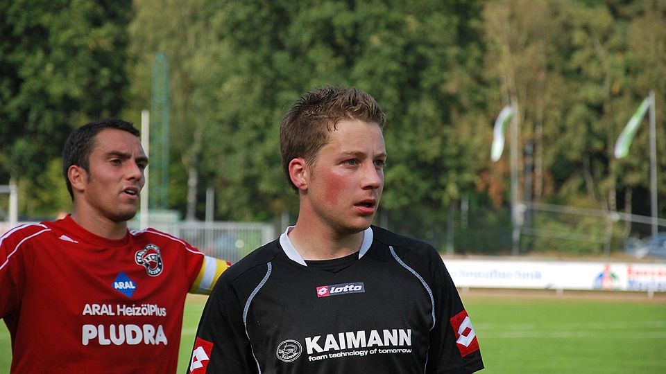 Hendrik Schäfers (rechts): Der Linksfuß hatte einen präzisen Schuss, spielte zwischenzeitlich für Bad Lippspringe, Espeln und Westerwiehe. Ist seit einigen Jahren wieder beim HSV und nun in der Reserve. Gehörte zur Aufstiegsmannschaft 09. (Foto: Gringel)