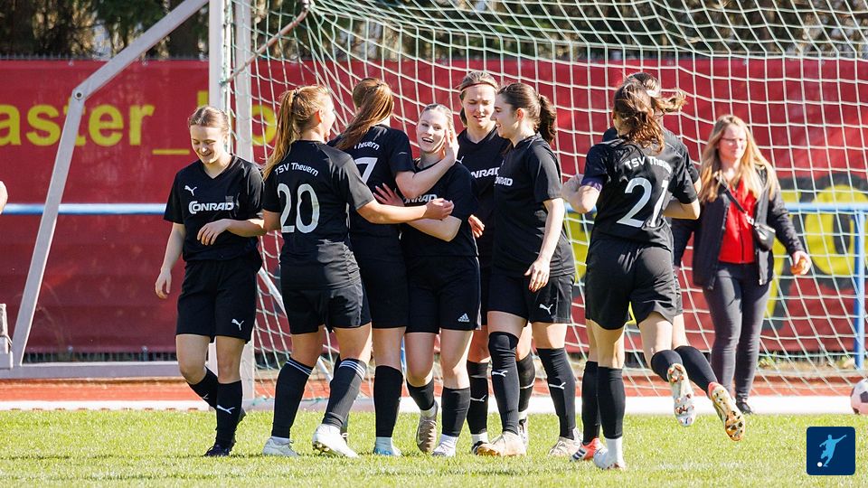Jubel bei Theuerns Mannschaft um Torschützin Magdalena Milewski (Bildmitte).